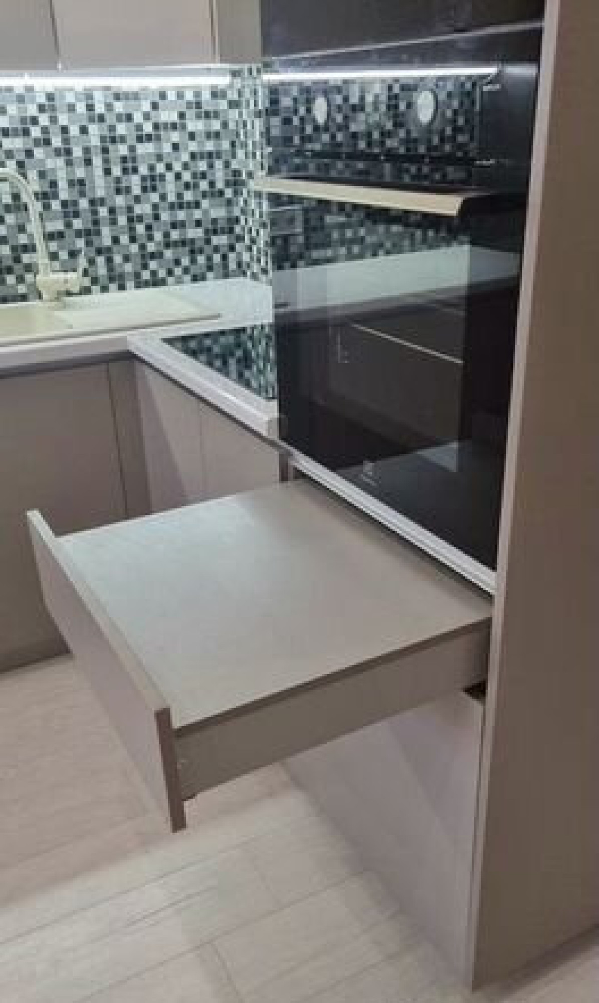 Прямые кухни в потолок на заказ - мебель от мастера