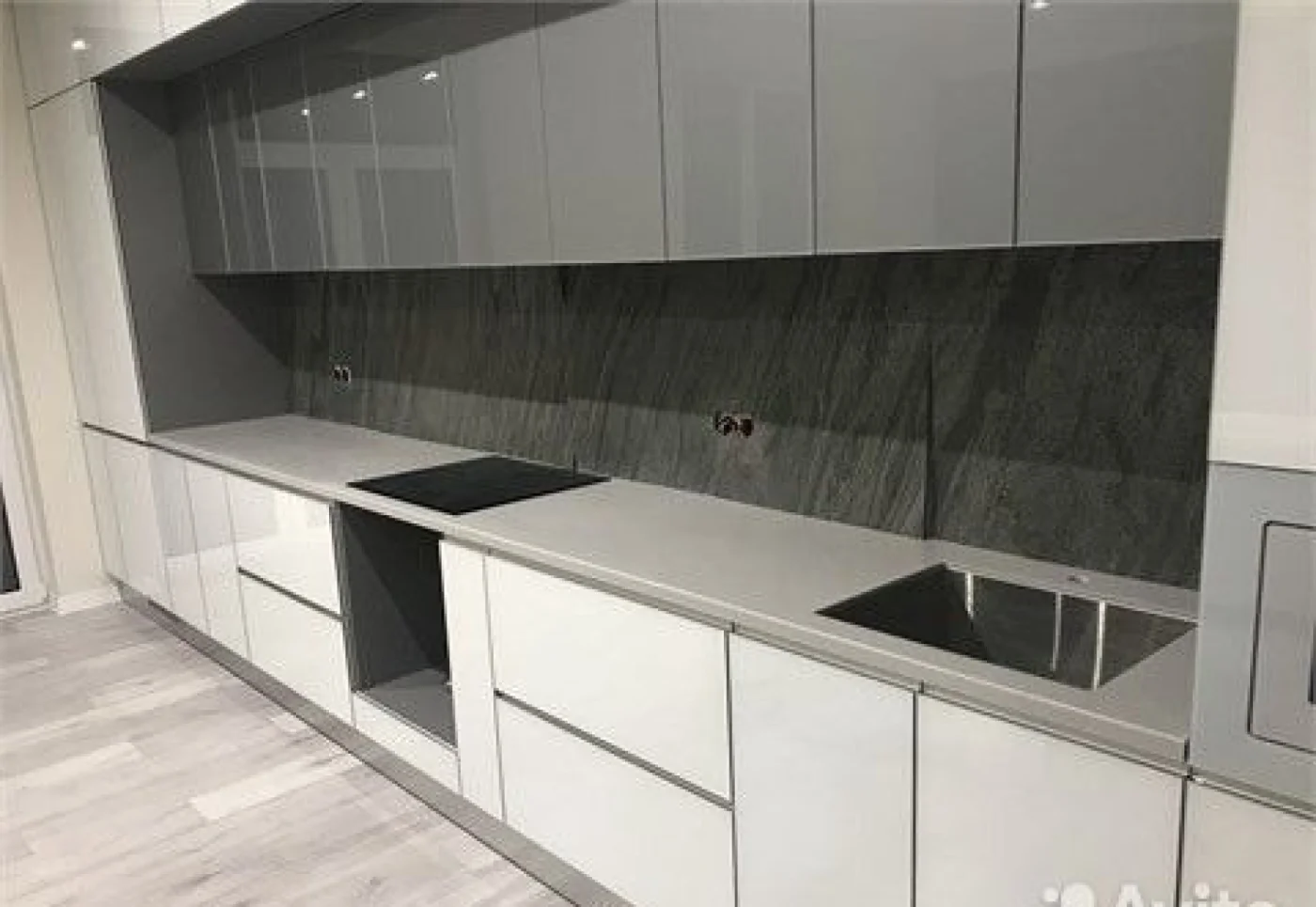 Кухни под заказ с каменной столешницей из искусственного камня