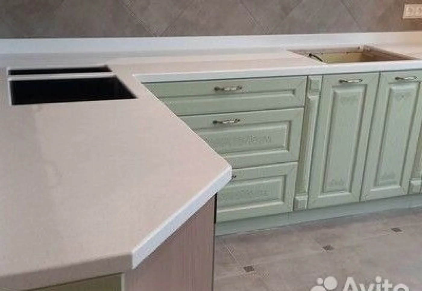 Кухни под заказ с каменной столешницей из искусственного камня