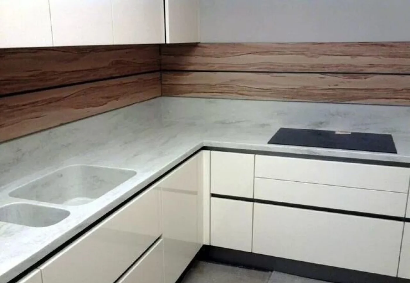 Кухни под заказ с каменной столешницей из искусственного камня