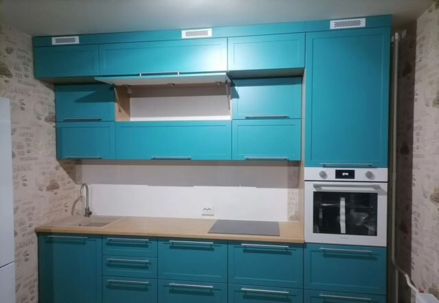 Кухни под заказ с каменной столешницей из искусственного камня