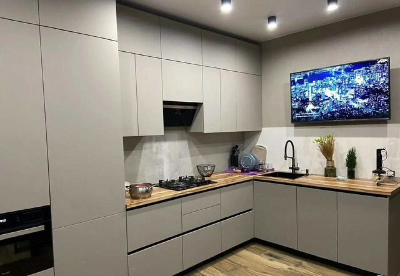 Кухня на заказ в потолок от производителя